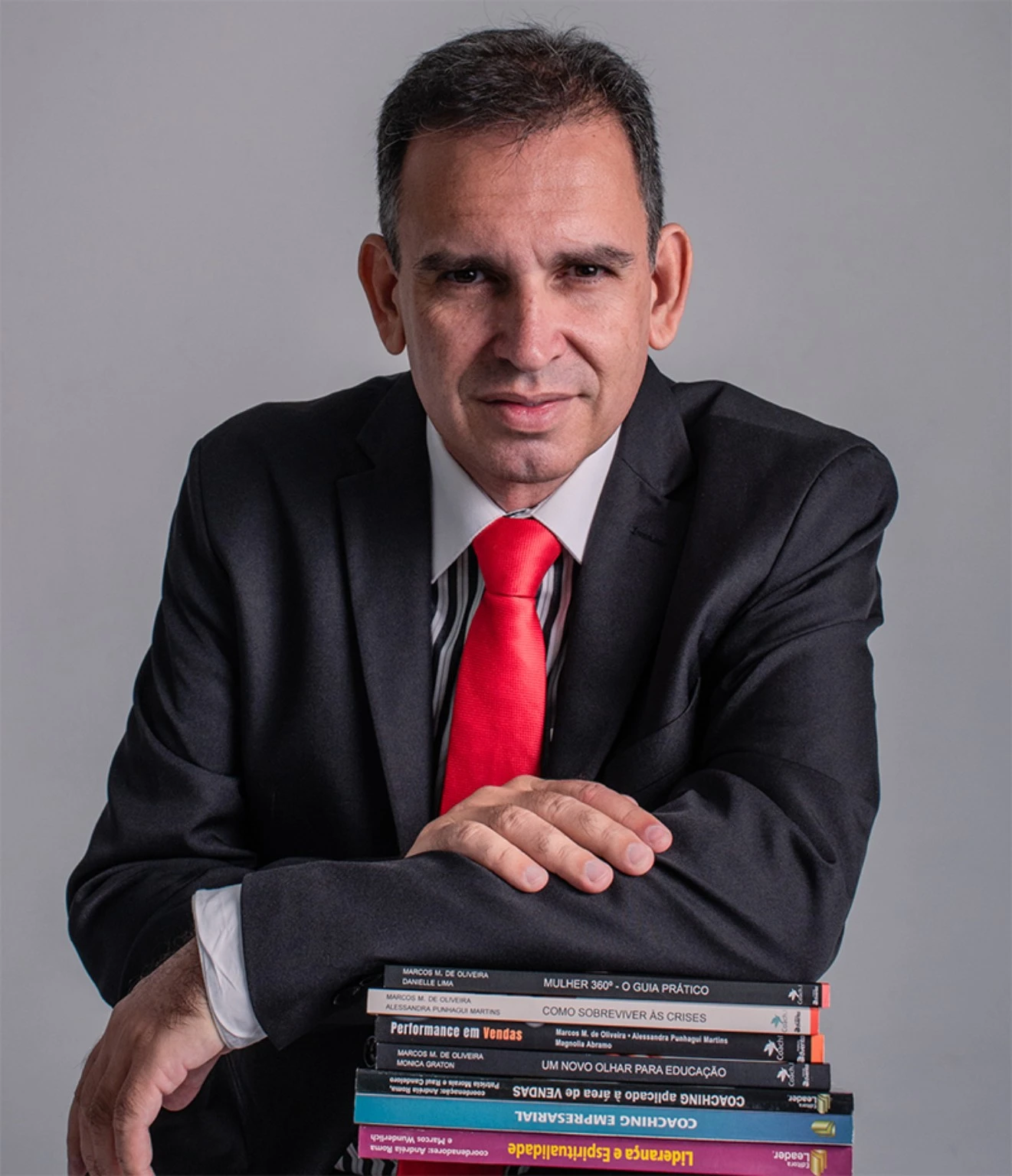 Marcos M. de Oliveira de terno e gravata
